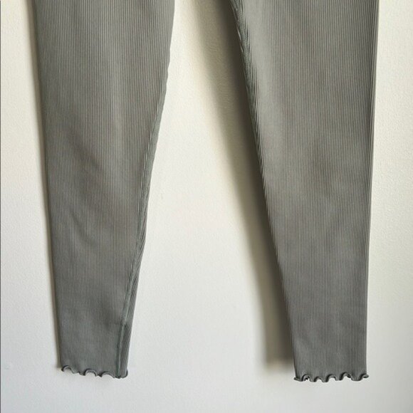 Spiritual Gangster Love Sculpt Seamless 7/8 Ruffle Legging - M/L - Picture 6 of 12